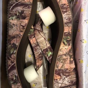 Volatile camo size 10 never been worn